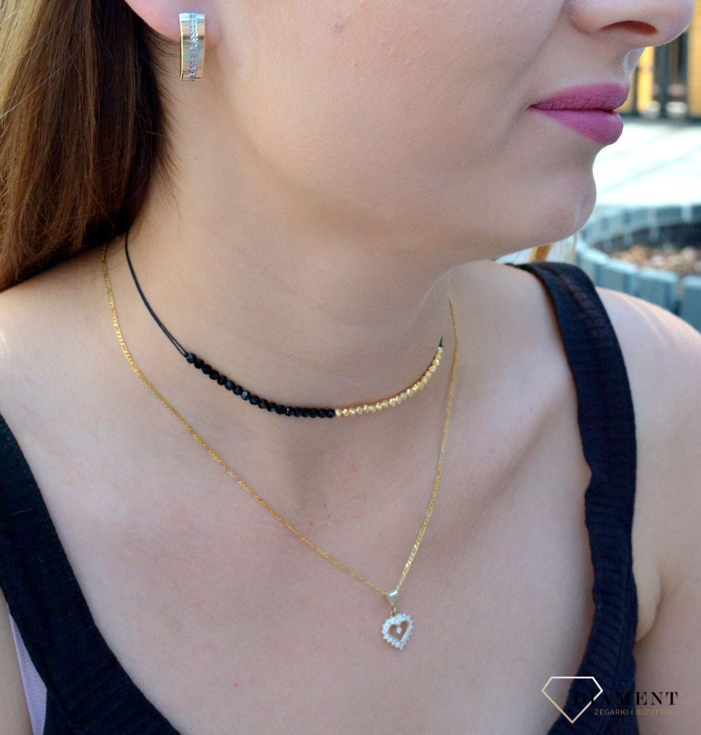 Kolczyki złote przy uchu 333 'Złote blaszki grawerowane z białym złotem' KL 6857B 333. Eleganckie, złote kolczyki  w formie grawerowanej blaszki wykonane z próby złota 333 o wadze około 1,55 g. Ich kształt jest uniwersalny..jpg